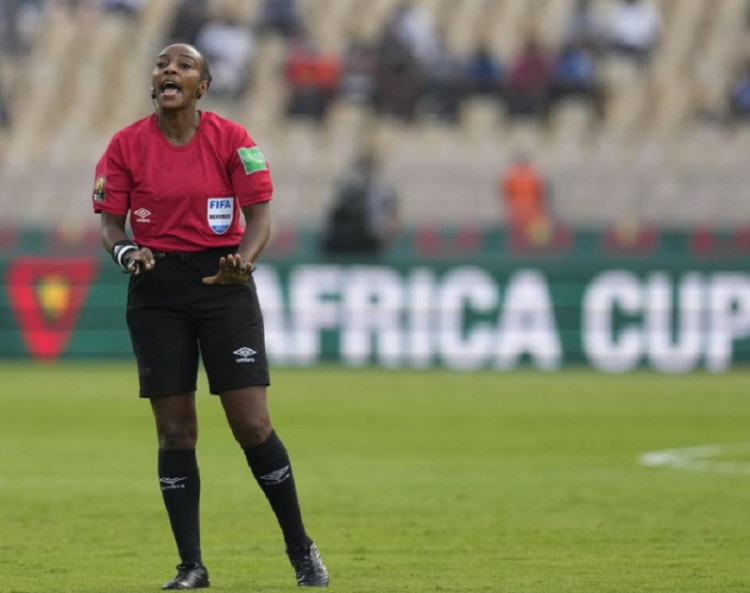 Splnil sa jej najbláznivejší sen: Salima Mukansangaová rozhodovala na futbalovom šampionáte mužov